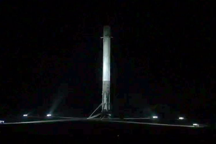 Falcon 9 Kembali ke Tanah dengan Selamat