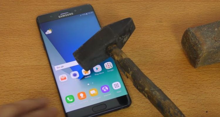 Ini Saatnya Menguji Kekuatan Galaxy Note 7 dengan Palu