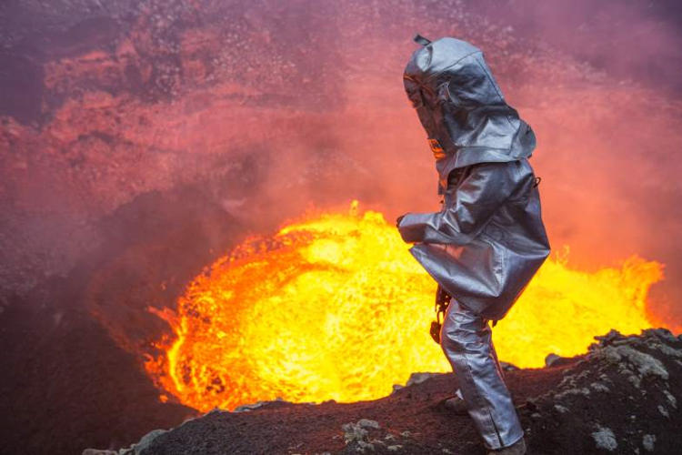Pria Ini Berdiri Beberapa Meter dari Pusat Lava Gunung Vanuatu Bersuhu 1.100 Derajat Celcius