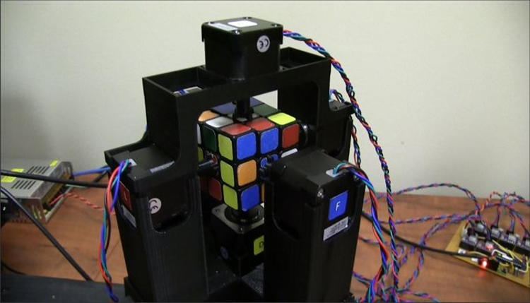 Ini Dua Robot Rubik Paling Terkenal